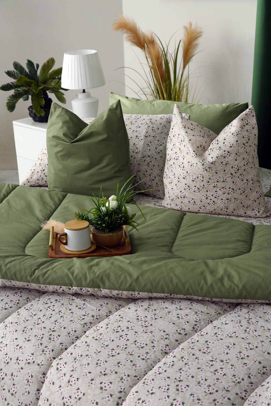 8 PCs Winter Comforter Set-Tiny Flowers Comforters Apricot