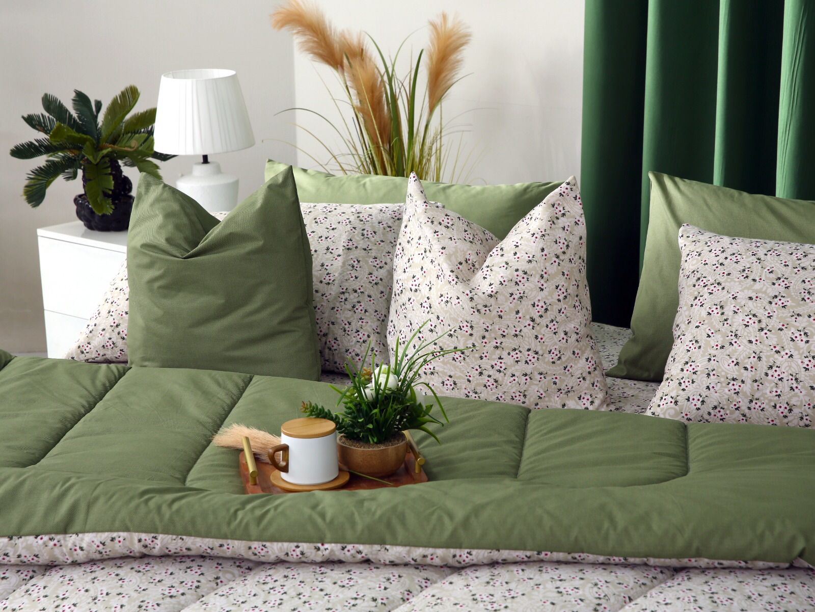 8 PCs Winter Comforter Set-Tiny Flowers Comforters Apricot