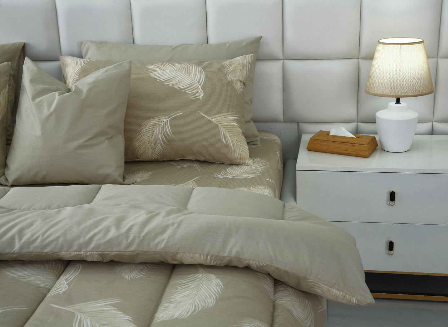 8 PCs Winter Comforter Set-Beige Feathers Comforters Apricot